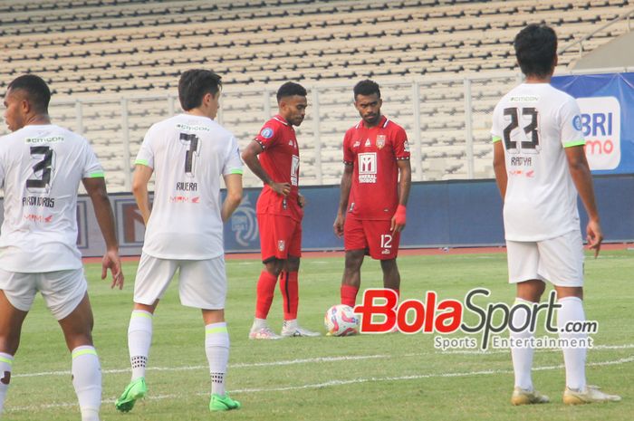 Persib Bandung ikut perangi rasisme seusai Pemain Malut Unied Yance Sayuri (Kiri) dan Yakob Sayuri (Kanan) dapat serangan rasis usai lawan Maung Bandung.