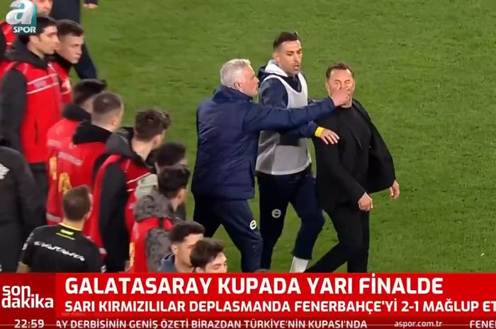 Jose Mourinho meremas hidung Pelatih Galatasaray Okan Buruk setelah timnya, Fenerbahce, kalah 1-2 dalam perempat final Piala Turki di Istanbul, 3 April 2025 dini hari WIB.