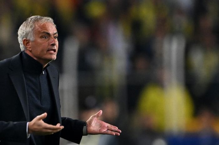 Gara-gara klubnya kalah di ajang Piala Turkiye, Jose Mourinho kembali berulah dengan memencet hidung pelatih lawan.