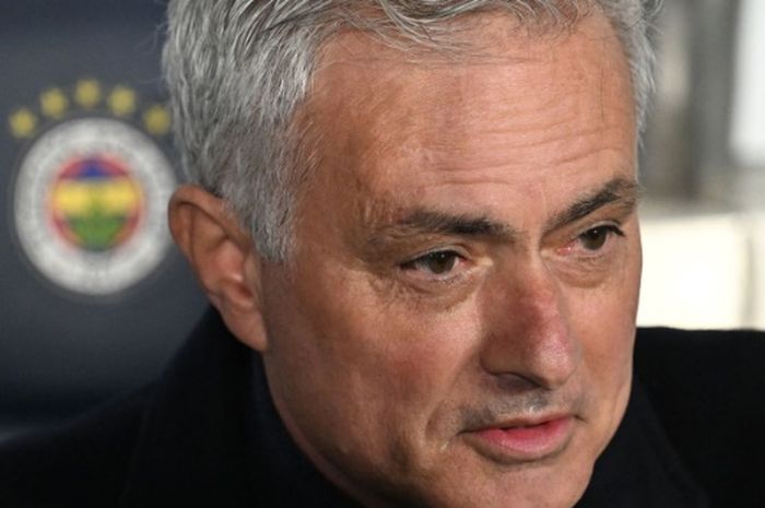 Pelatih Fenerbahce Jose Mourinho dijatuhi hukuman larangan mendampingi timnya sebanyak tiga pertandingan setelah meremas hidung Okan Buruk di perempat final Piala Turki 2024-2025.