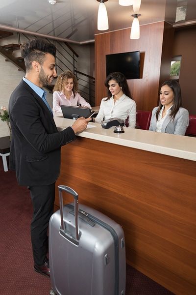 Batas Usia Minimal Menginap di Hotel: Apa yang Harus Anda Ketahui?