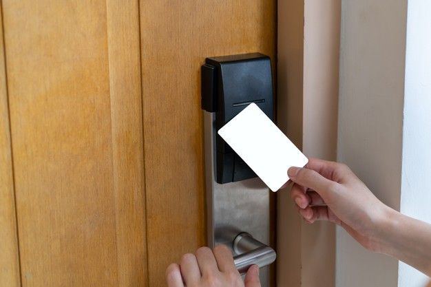 Check-In Hotel Tanpa KTP: Apakah Diperbolehkan?