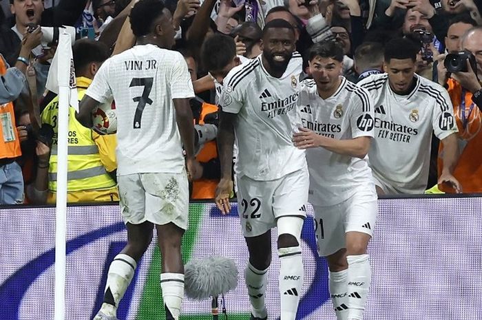 AntoniO Ruediger melakukan selebrasi usai menjebol gawnag Real Sociedad pada leg kedua semifinal Copa del Rey 2024-2025.