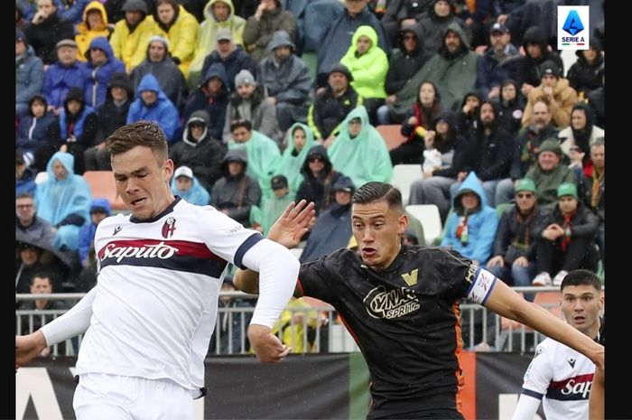 Aksi Jay Idzes (kanan) pada laga Liga Italia antara Venezia dan Bologna di Stadion Pier Luigi Penzo, Sabtu (29/3/2025).