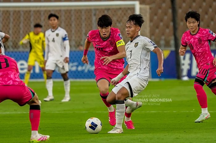 Suasana pertandingan antara timnas U-17 Indonesia melawan timnas U-17 Korea Selatan, Jumat (4/4/2025).