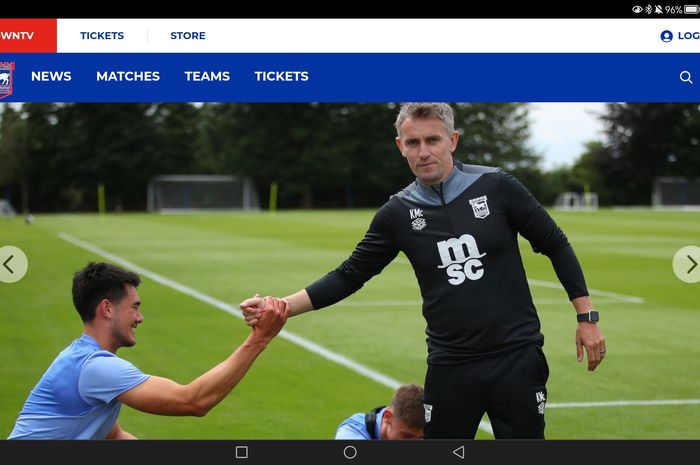 Elkan Baggott menjabat tangan Pelatih Ipswich Town, Kieran McKenna. Ipswich terdegradasi dari Premier League.