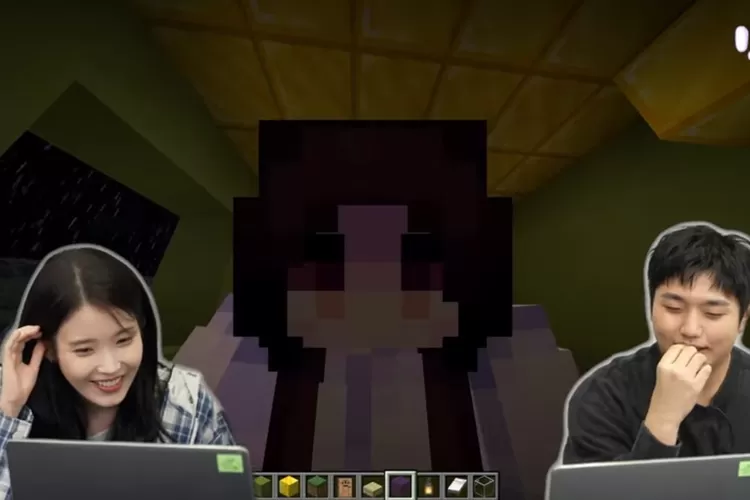 IU kejutkan penggemar dengan coba main Minecraft bareng Sam Kim di vlog terbarunya. (YouTube IU Official)