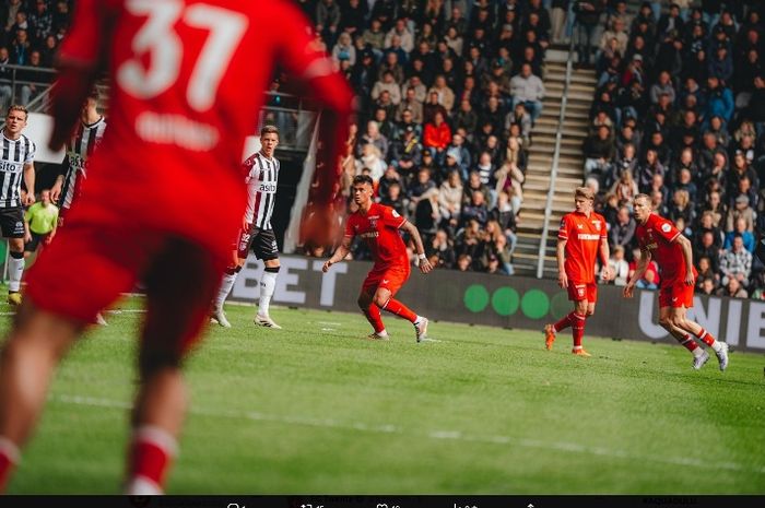 Aksi Mees Hilgers bersama Twente saat mengahdapi Heracles pada lanjutan Liga Belanda 2024-2025.