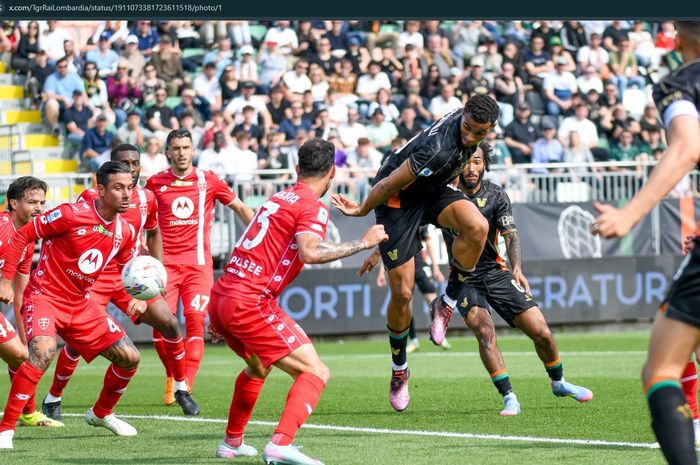 Klubnya Jay Idzes, Venezia, akhirnya bisa mencicipi kemenangan lagi setelah terakhir kali pada Desember 2024. Itu terjadi usai menekuk Monza 1-0.