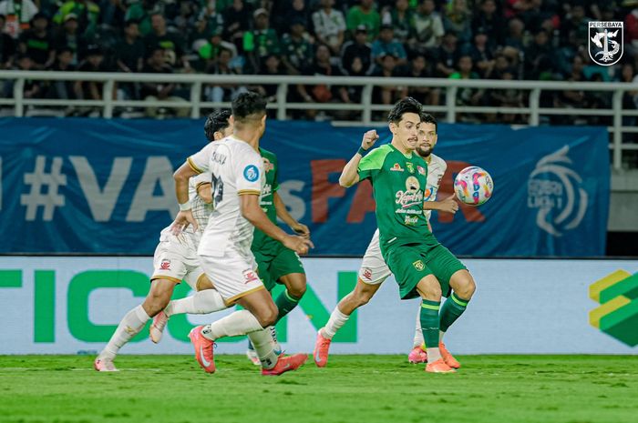 Suasana pertandingan antara Persebaya melawan Madura United, Minggu (20/4/2025).