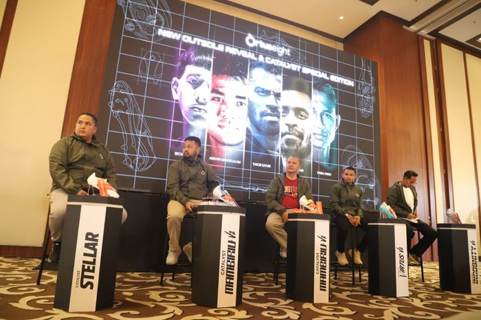 Pemain timnas Malaysia, Faisal Halim, bersama pemain Persib, Beckham Putra, dalam acara Ortuseight