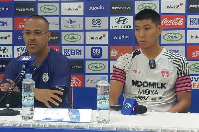 Paltih Persita Tangerang, Fabio Lefundes dan Tamirlan Kozubaev, saat memberikan keterangan kepada media jelang melawan Persis, Sabtu (26/4/2025).