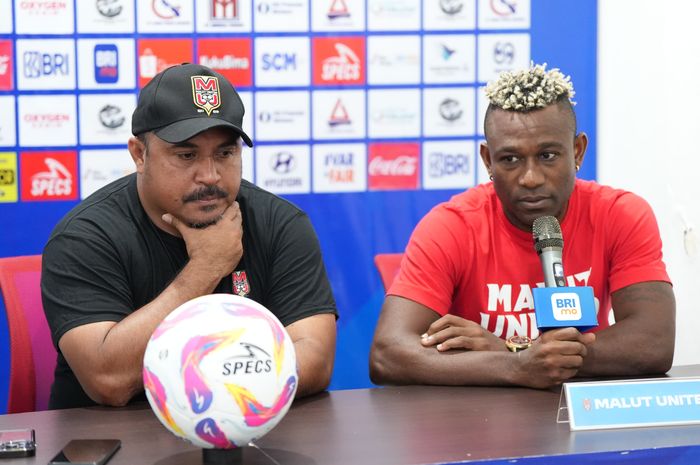 Pelatih Malut United, Imran Nahumarury dan pemain Sony Norde saat memberikan keterangan kepada media jelang melawan Persib Bandung, Kamis (1/5/2025).