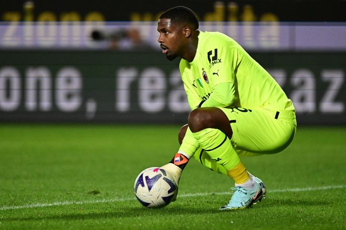 Makin dekatnya Mike Maignan ke Chelsea membuat AC Milan mengincar kiper rivalnya di Serie A.