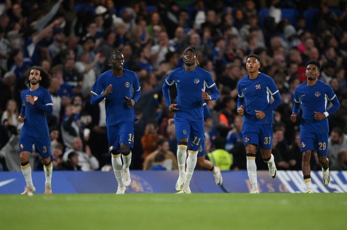 Winger Chelsea, Noni Madueke (tengah), tepergok berpesta usai mendapat kritik pedas dari legenda klub.