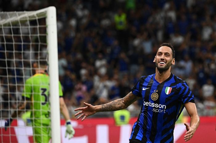 Hakan Calhanoglu menjadi salah satu pemain bintang yang diincar Galatasaray untuk musim 2025-2026.