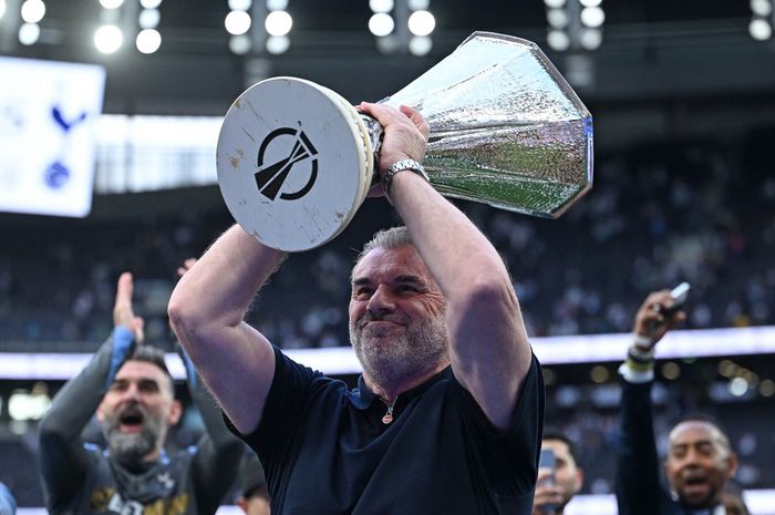 Ange Postecoglou memamerkan piala juara Liga Europa untuk Tottenham Hotspur di depan fan (25/5/2025). Ange dipecat manajemen pada Jumat (6/6/2025).