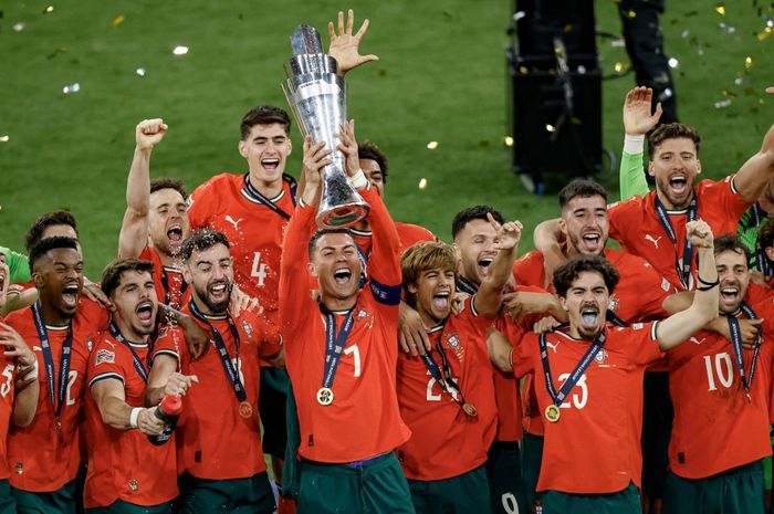 Cristiano Ronaldo membawa timnas Portugal juara UEFA Nations League usai kalahkan Spanyol pada final di Allianz Arena, Munich (8/6/2025).
