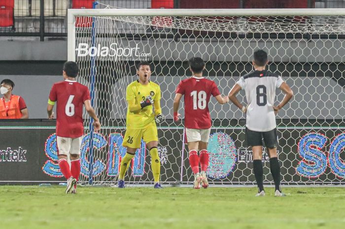 Kiper timnas Indonesia, Syahrul Trisna Fadillah (jersey kuning) direkrut oleh Borneo FC.