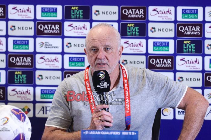 Graham Arnold kini melatih timnas Irak.