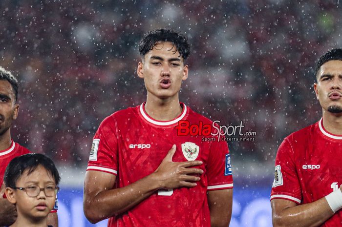 Pemain timnas Indonesia, Rafael Struick, sedang menyanyikan lagu Indonesia Raya jelang berlaga di Stadion Utama Gelora Bung Karno, Senayan, Jakarta, Jumat (15/11/2024).