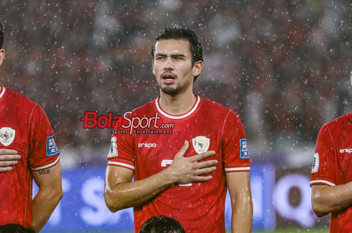 Pemain timnas Indonesia, Nathan Tjoe-A-On, sedang menyanyikan lagu Indonesia Raya jelang berlaga di Stadion Utama Gelora Bung Karno, Senayan, Jakarta, Jumat (15/11/2024).