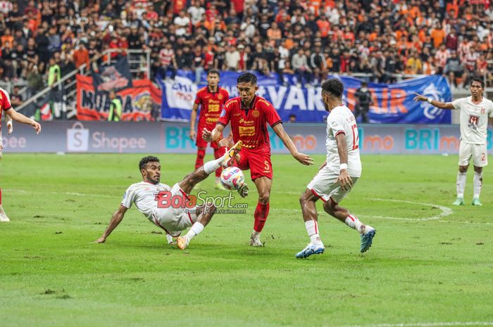 Yance Sayuri (kiri) sedang menghalau bola yang dikuasai Rizky Ridho (tengah). Ridho menjadi pemain lokal termahal.