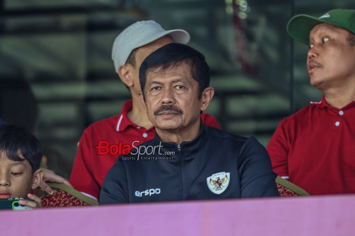 Indra Sjafri (tengah) sebagai perwakilan dari PSSI saat hadir dalam turnamen Sompo Mini Soccer Tournament di Stadion ASIOP, Cempaka Putih, Jakarta, Minggu (22/6/2025).