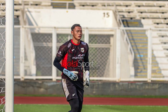 Kiper Timnas U-23 Indonesia, Erlangga Setyo, sedang berlatih di Stadion Madya, Senayan, Jakarta, Senin (23/6/2025). Ia pada akhirnya dicoret Gerald Vanenburg.