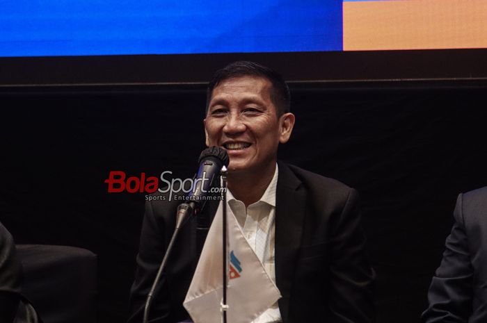 Direktur Utama PT LIB (Liga Indonesia Baru), Ferry Paulus, sedang memberikan keterangan kepada awak media di Hotel Langham, Senayan, Jakarta, Senin (7/7/2025).