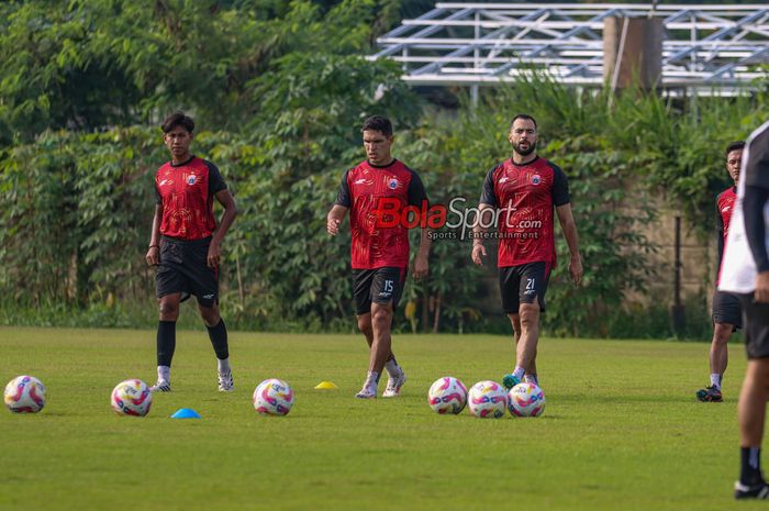 Manajer Persija Ardhi Tjahjoko memberi peringatan kepada para pemain Macan Kemayoran agar bisa disiplin dan kerja keras demi meraih hasil apik di Super League 2025.