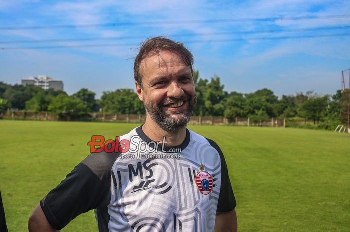 Pelatih Persija Jakarta, Mauricio Souza, sedang memberikan keterangan kepada awak media di Lapangan Nirwana Park, Sawangan, Jawa Barat, Selasa (8/7/2025).