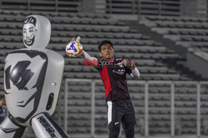 Kiper Timnas U-23 Indonesia, Cahya Supriadi, sedang berlatih di Stadion Madya, Senayan, Jakarta, Kamis (10/7/2025).