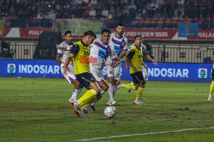 Final Piala Presiden 2025 antara Oxford United versus Port FC. Pelatih Gary Rowett lebih banyak sambat.