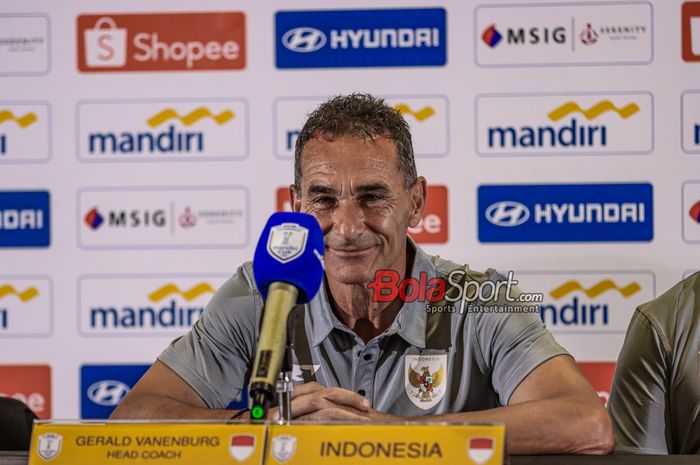Pelatih Timnas U-23 Indonesia, Gerald Vanenburg, sedang memberikan keterangan kepada awak media di Media Center Stadion Utama Gelora Bung Karno, Senayan, Jakarta, Senin (14/7/2025).
