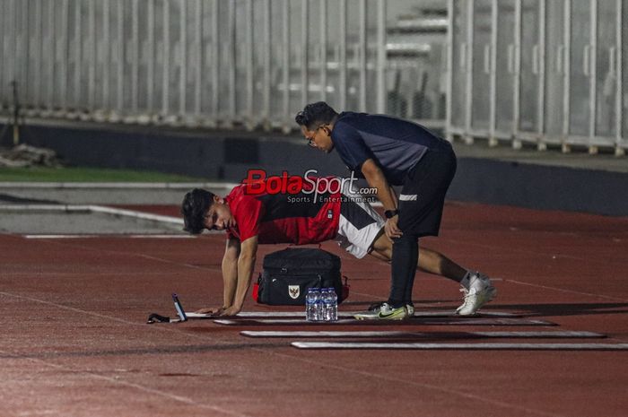Victor Dethan (kiri) tampak berlatih terpisah bersama Timnas U-23 Indonesia di Stadion Madya, Senayan, Jakarta, Senin (14/7/2025) malam.