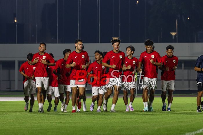 Skuad Timnas U-23 Indonesia (skuat Timnas U-23 Indonesia) sedang berlatih di Stadion Madya, Senayan, Jakarta, Senin (14/7/2025) malam.