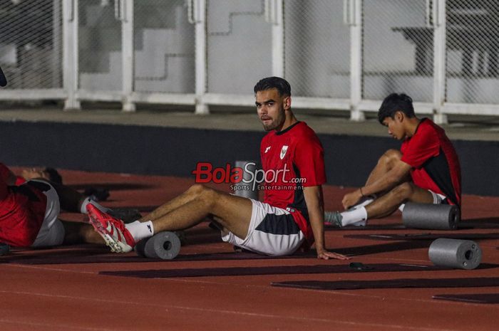 Jens Raven (kiri) sedang berlatih bersama Timnas U-23 Indonesia di Stadion Madya, Senayan, Jakarta, Senin (14/7/2025) malam.