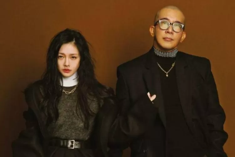 Kisah DJ Koo yang setia jaga makam mendiang Barbie Hsu selama enam bulan bikin netizen terharu. (Instagram @voguetaiwan)