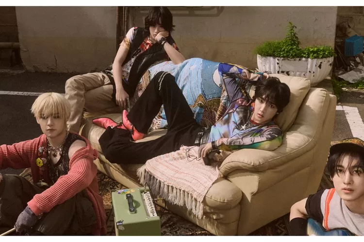 Debut baru seminggu,Band AxMxP berhasil cetak rekor terbaru di Hanteo Chart (Kolase Instagram @fnc_fishandcake)
