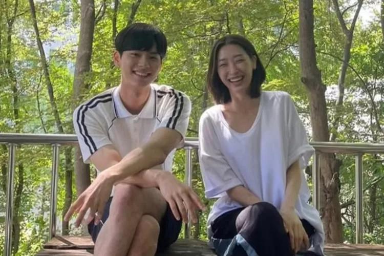 Lee Chae Min dan Ryu Da In Kenakan Aksesori Kembar (Instagram @l.c.m____)