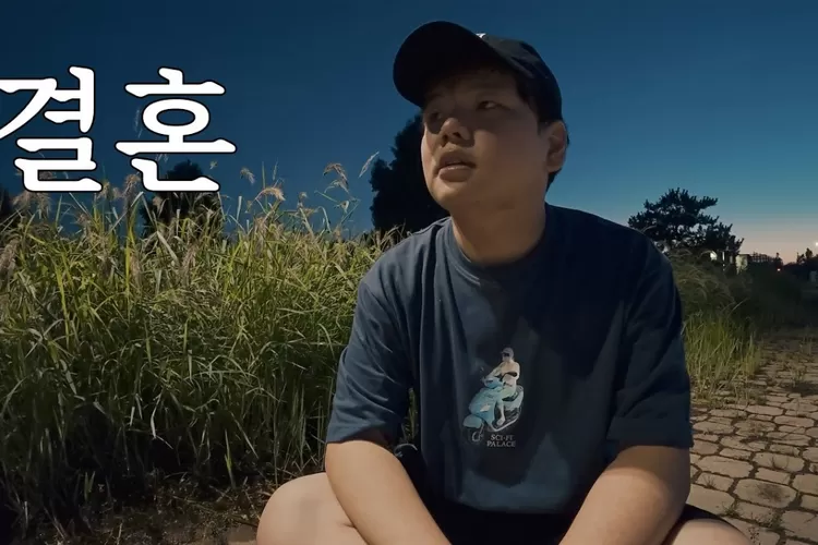 Kabar bahagia datang dari YouTuber perjalanan sekaligus presenter KwakTube yang mengumumkan kabar pernikahan dan kehadiran buah hati. (Youtube @JBKWAK)