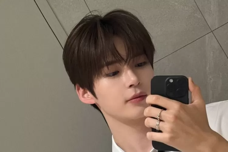 Sung Hanbin ZEROBASEONE meminta maaf usai terlibat kontroversi (Instagram @zb1official)