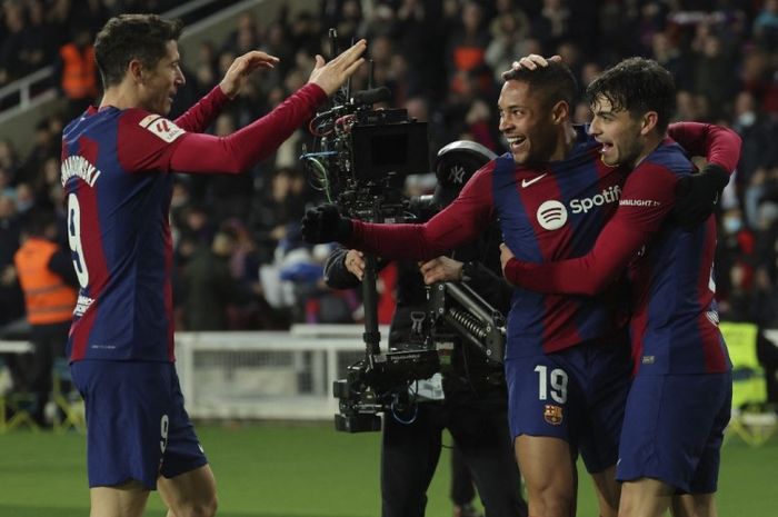 Eks pelatih Barcelona, Xavi Hernandez, dituding menjadi penyebab Vitor Roque (tengah) gagal beradaptasi.