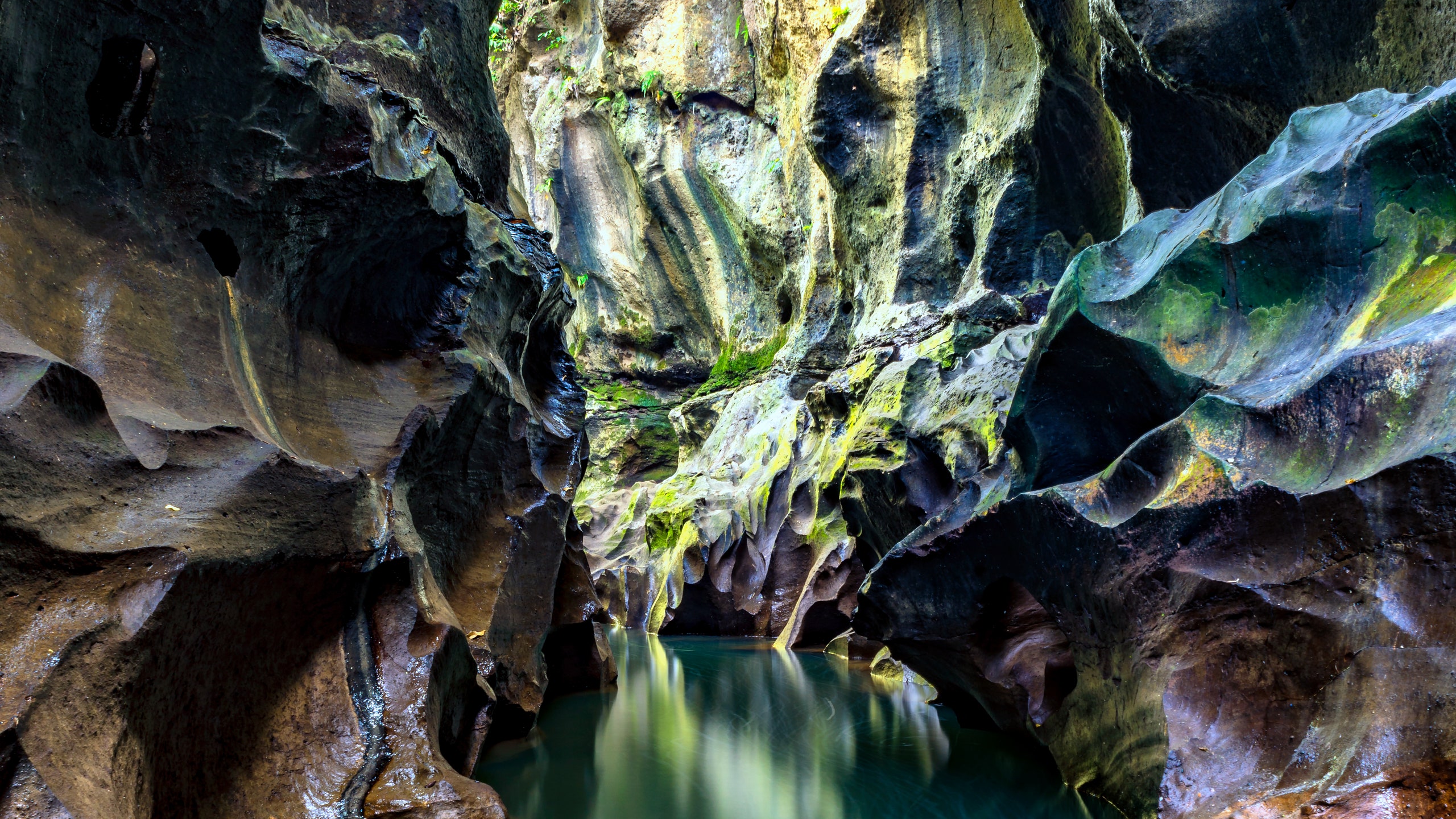 Cozzy.id - Hotel Murah - Hotel Terdekat - Penginapan Murah - Penginapan Terdekat - Booking Hotel - Hidden Canyon Beji Guwang - Keajaiban Alam Tersembunyi Bali - Sumber Gambar (CondeNastTraveler)