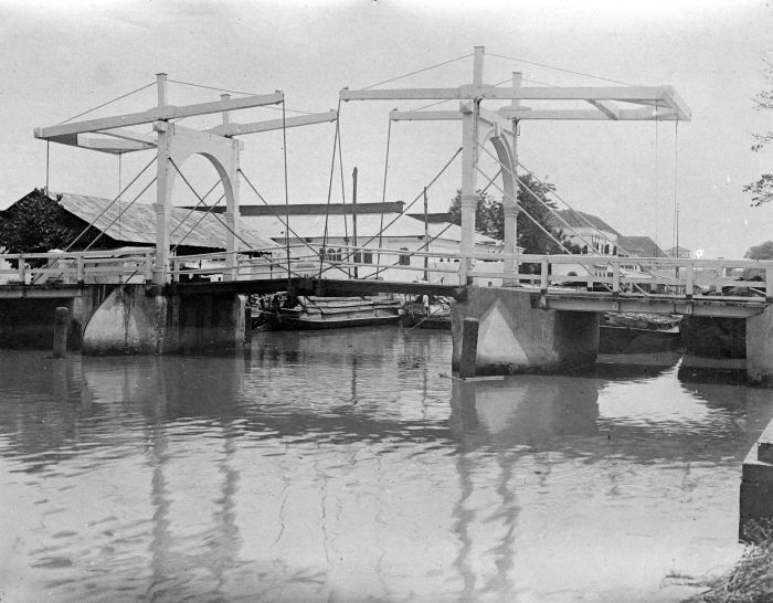 Cozzy.id - Hotel Murah - Hotel Terdekat - Penginapan Murah - Penginapan Terdekat - Booking Hotel - Jembatan Kota Intan Jakarta - Warisan Sejarah yang Menakjubkan - Sumber Gambar (Wikipedia)