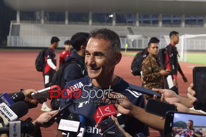 Pelatih Timnas U-23 Indonesia, Gerald Vanenburg, sedang memberikan keterangan kepada awak media di Stadion Madya, Senayan, Jakarta, Kamis (10/7/2025).