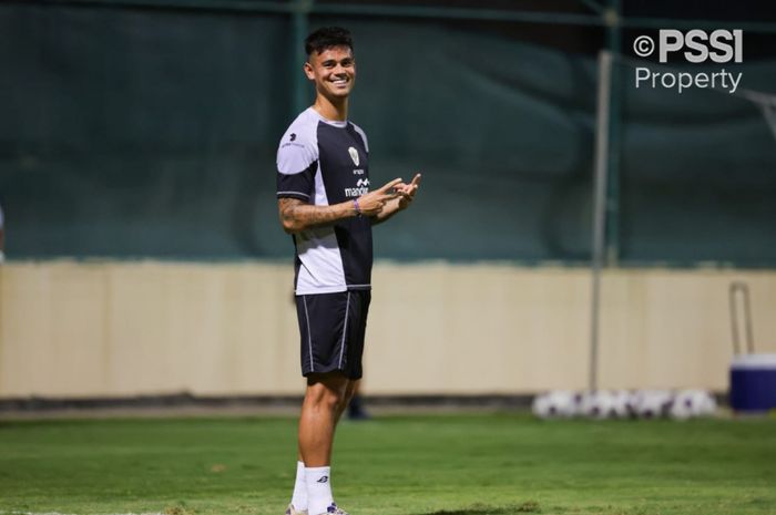 Mees Hilgers berada dalam ketidakpastian di FC Twente usai tak kunjung mendapatkan peminat di bursa transfer musim panas 2025.