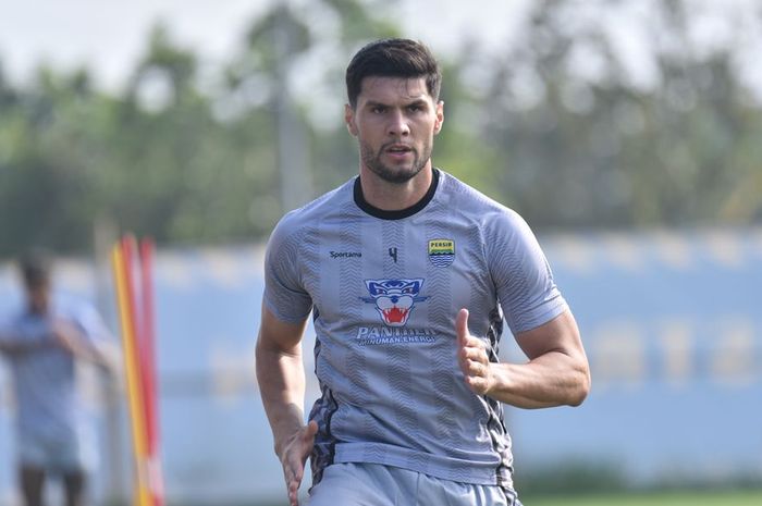 Pemain Persib Bandung, Julio Cesar. Ia dianggap mirip Nick Kuipers.