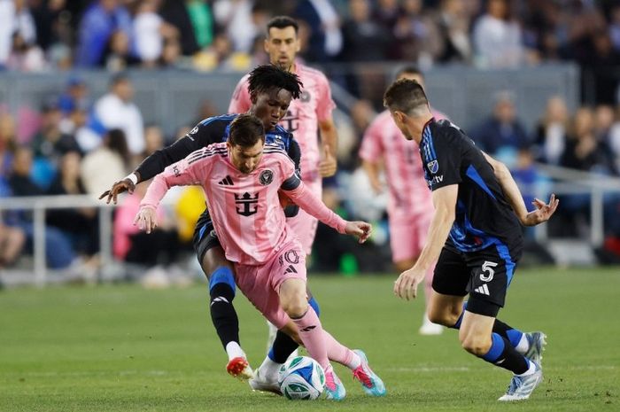 Aksi Lionel Messi ketika Inter Miami menghadapi San Jose Earthquake pada lanjutan MLS 2025.